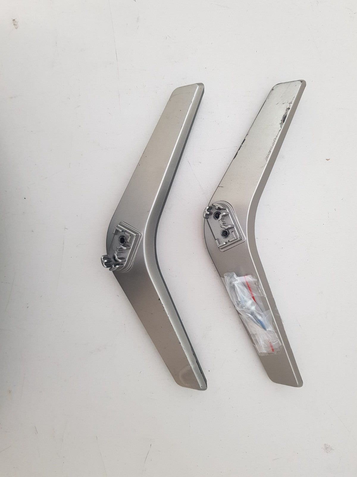 HISENSE 55K300UW L&R FEET & SCREWS