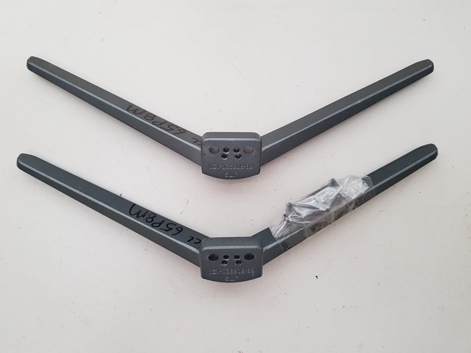 GENUINE TCL 65P8M L&R FEET & SCREWS