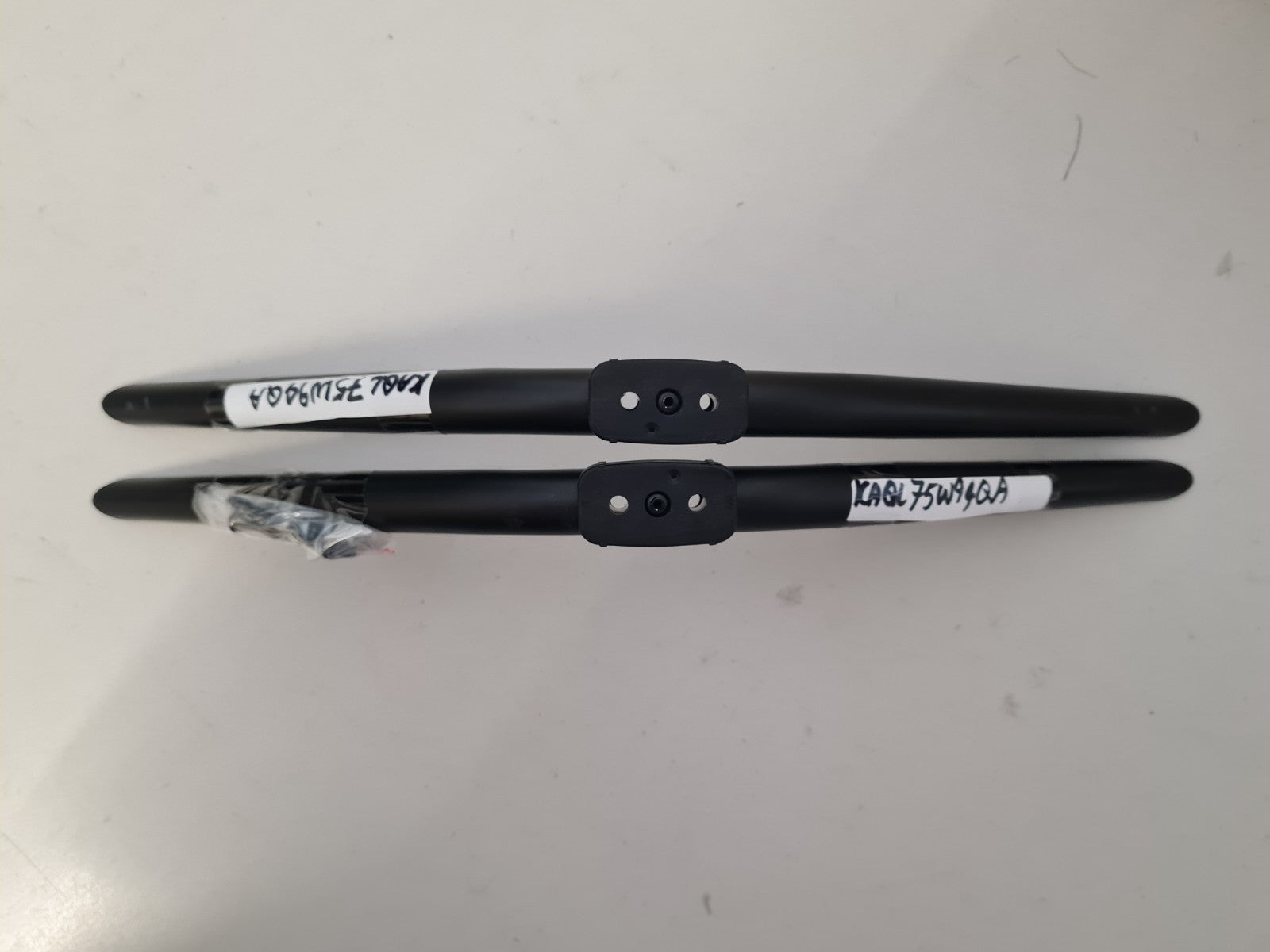 KOGAN KAQL75W94QA L&R FEET & SCREWS