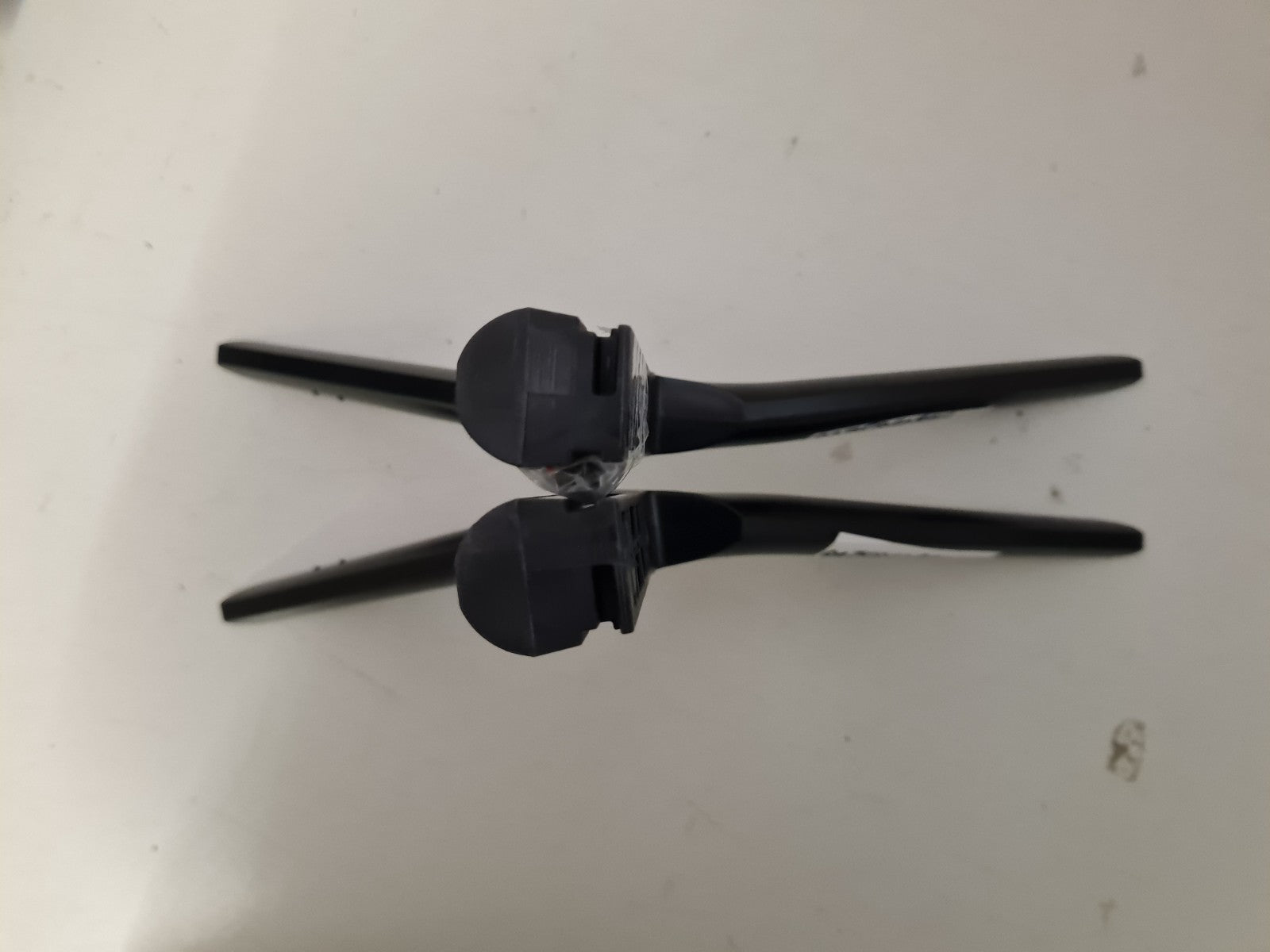 SAMSUNG QA75Q60RAW L&R FEET & SCREWS