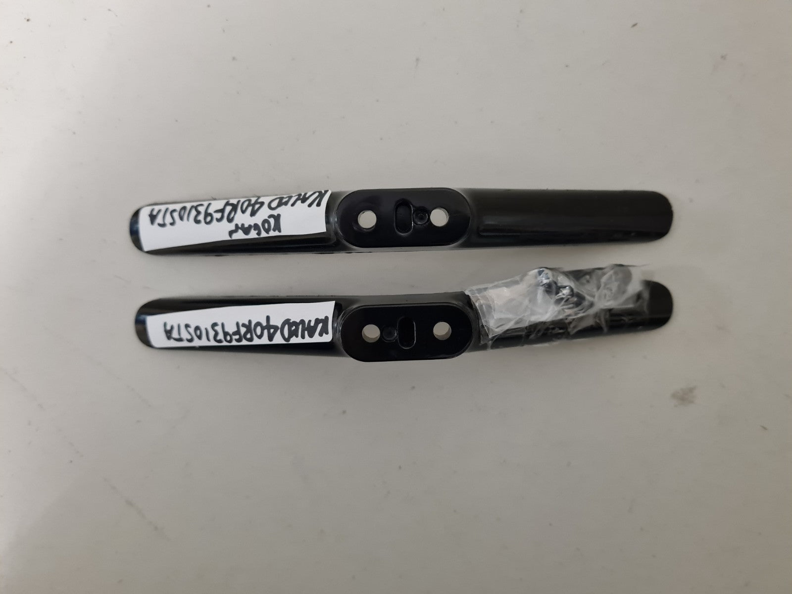 KOGAN KALED40RF9310STA L&R FEET & SCREWS