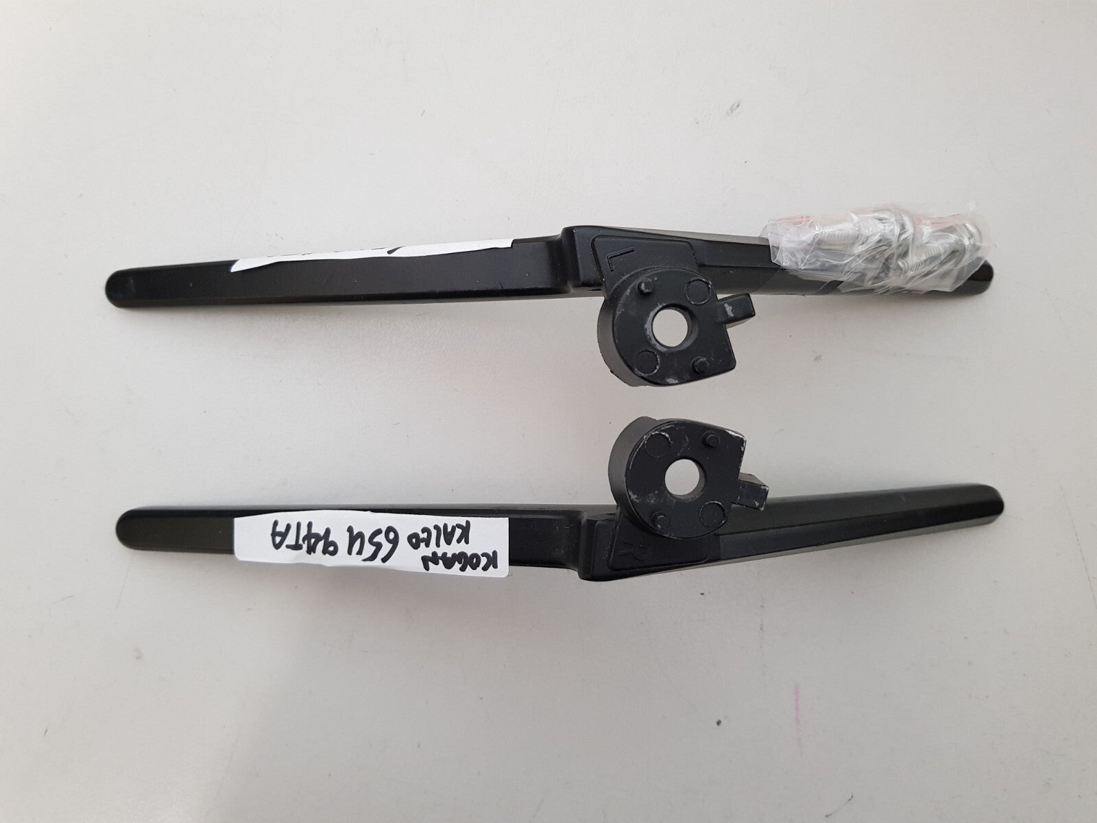 GENUINE KOGAN KALED65U94TA L&R FEET & SCREWS