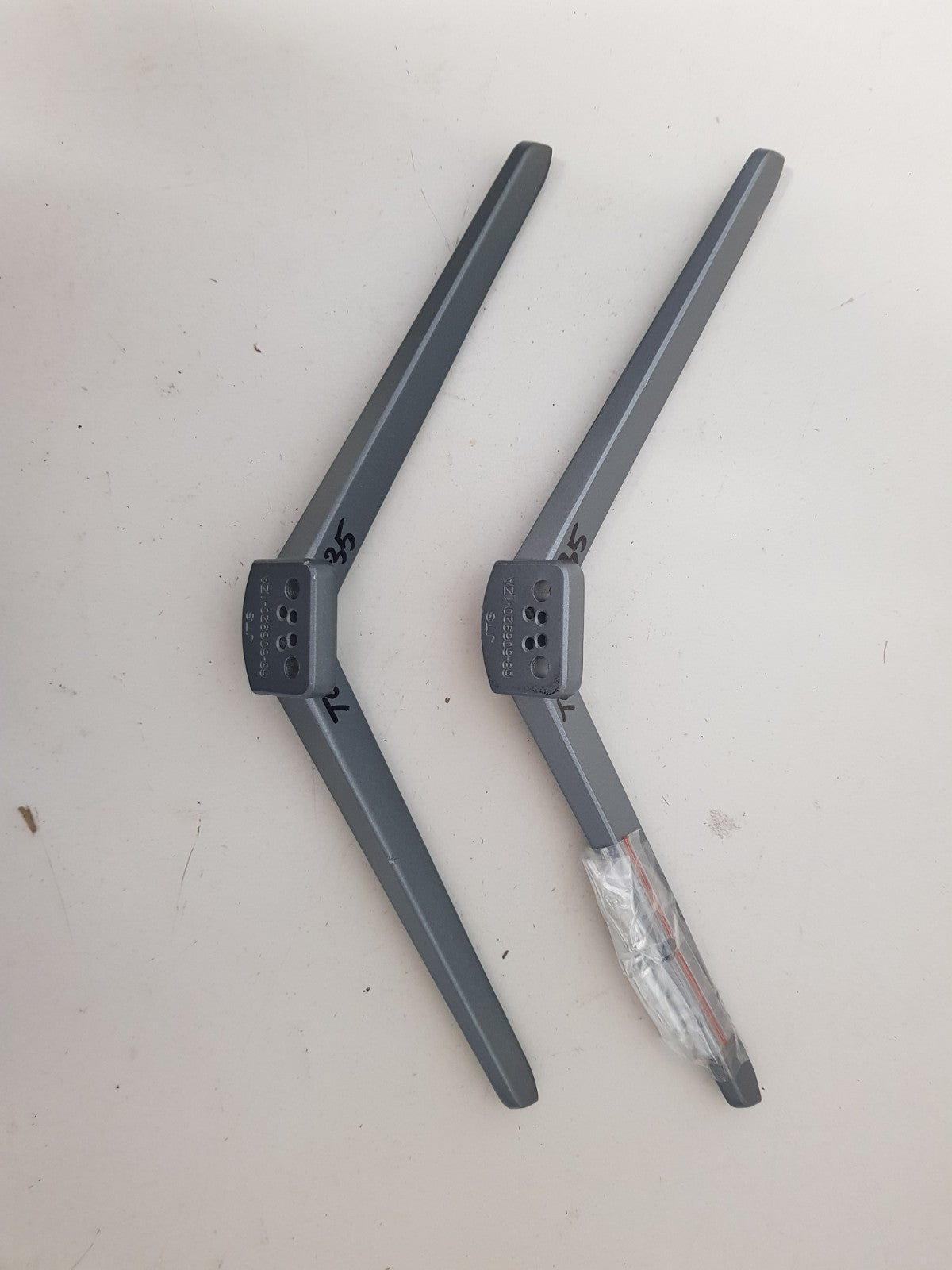 TCL 65P735 L&R FEET & SCREWS