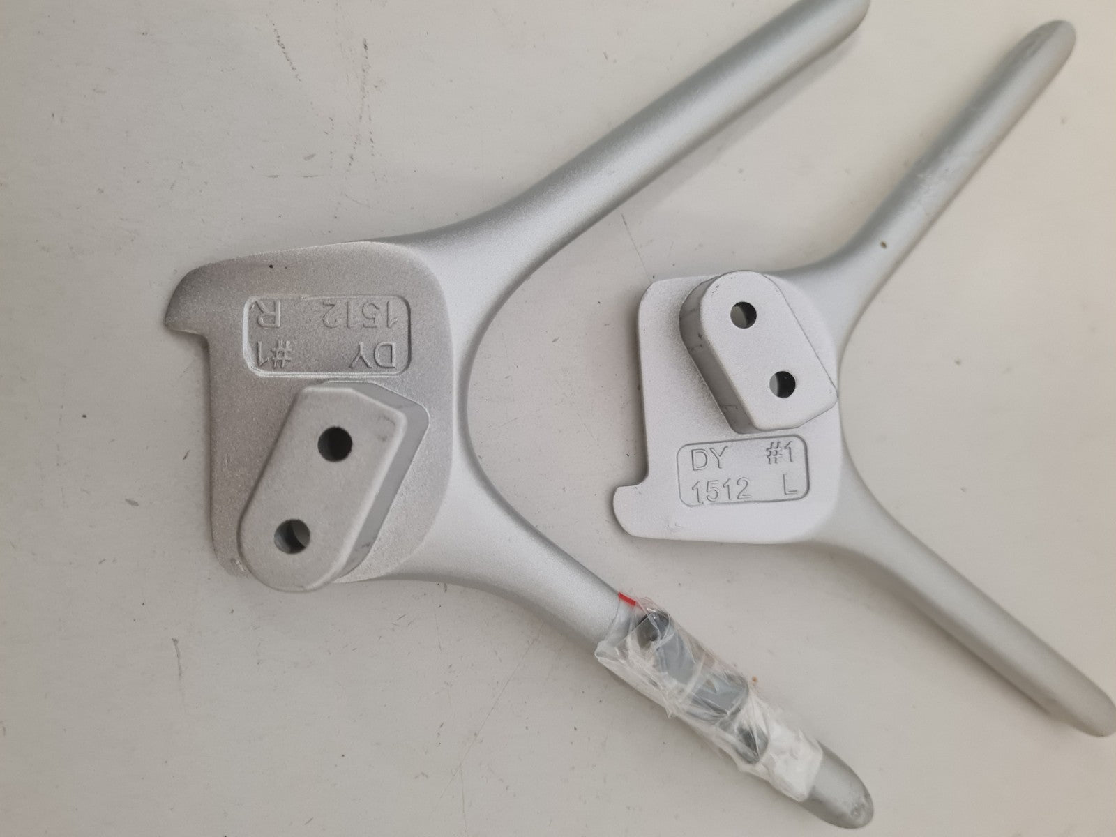 HISENSE 43R6 L&R FEET & SCREWS