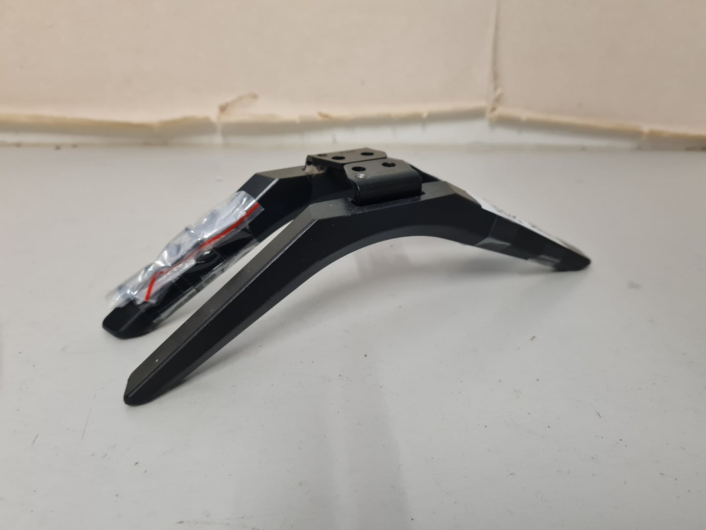 HISENSE 50S5 L&R FEET & SCREWS