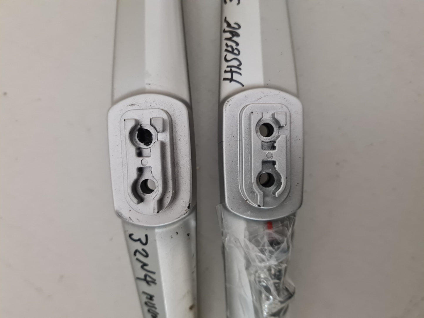 HISENSE 32N4 L&R FEET & SCREWS