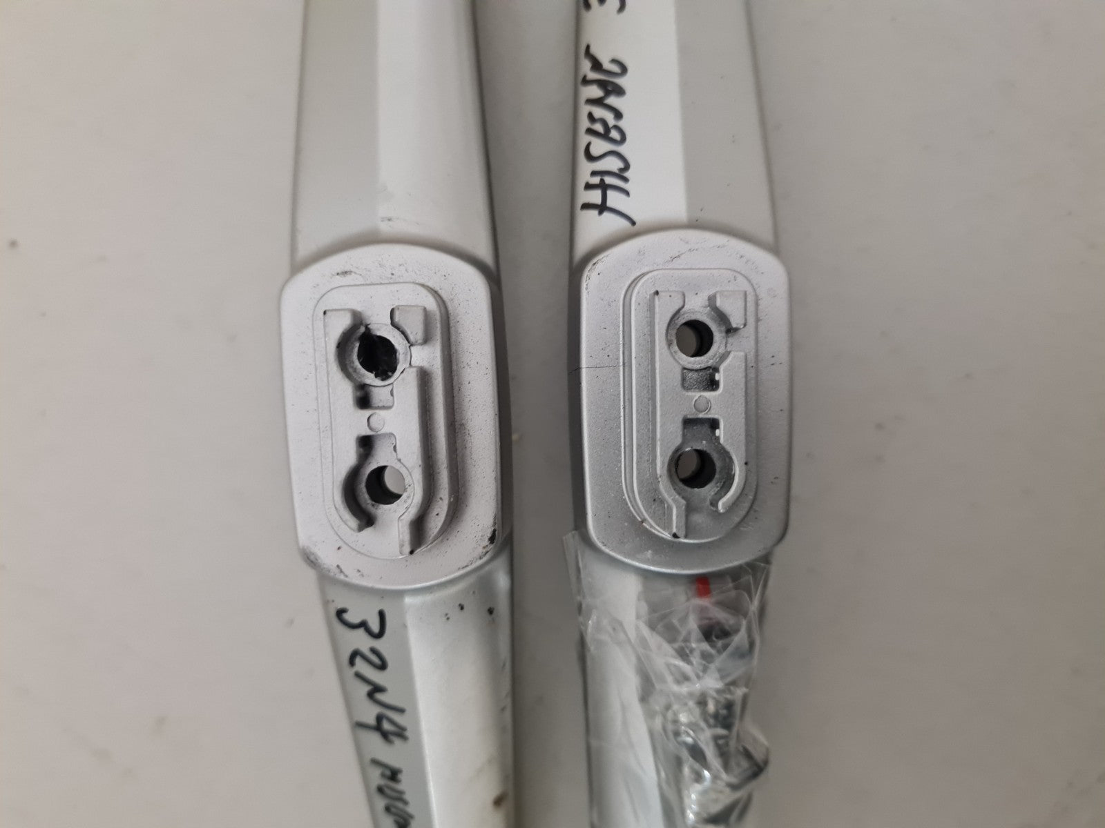 HISENSE 32N4 L&R FEET & SCREWS