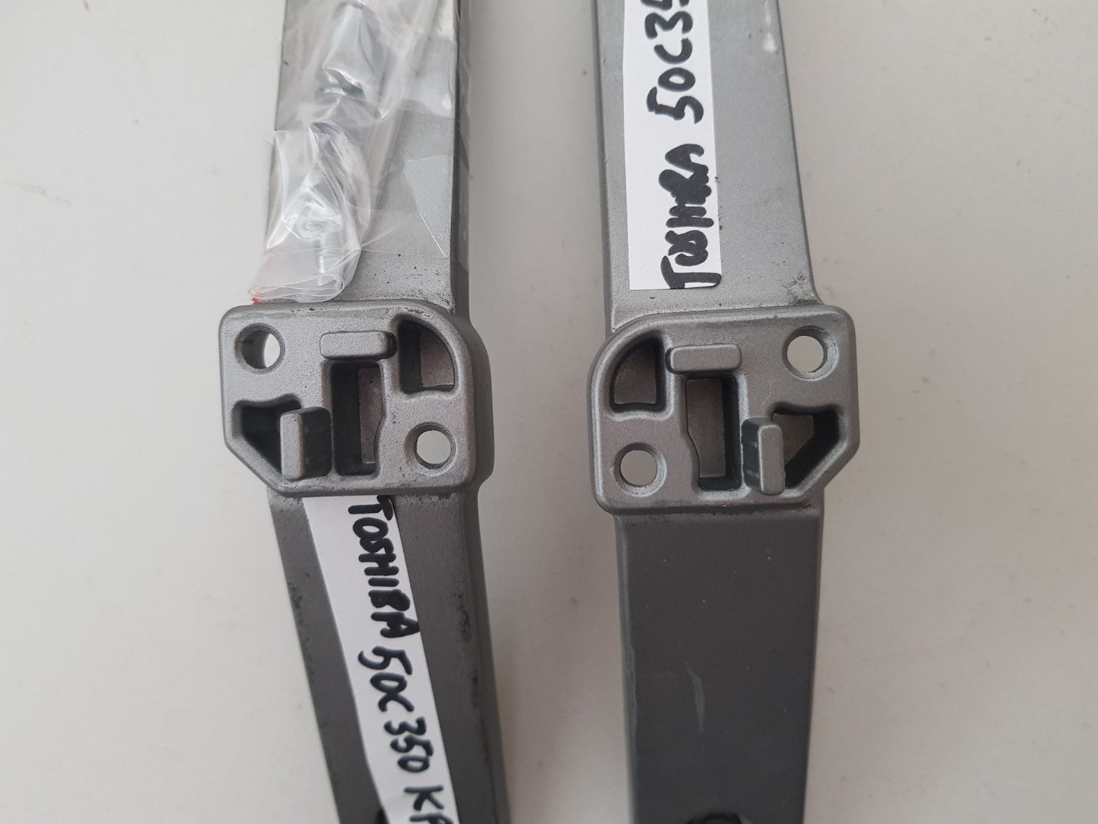 TOSHIBA 50C350KP L&R FEET & SCREWS