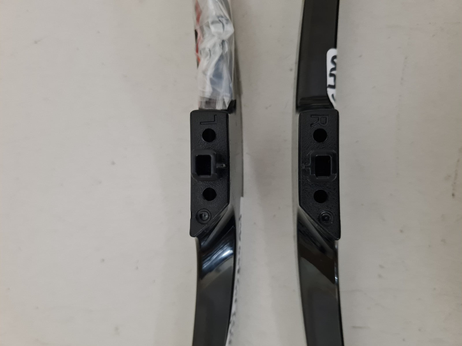 SAMSUNG UA32N3500AW L&R FEET & SCREWS