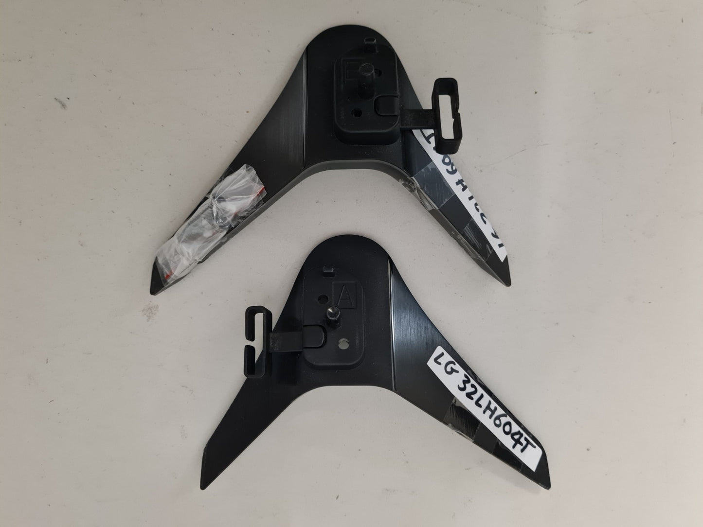 LG 32LH604T  L&R FEET & SCREWS
