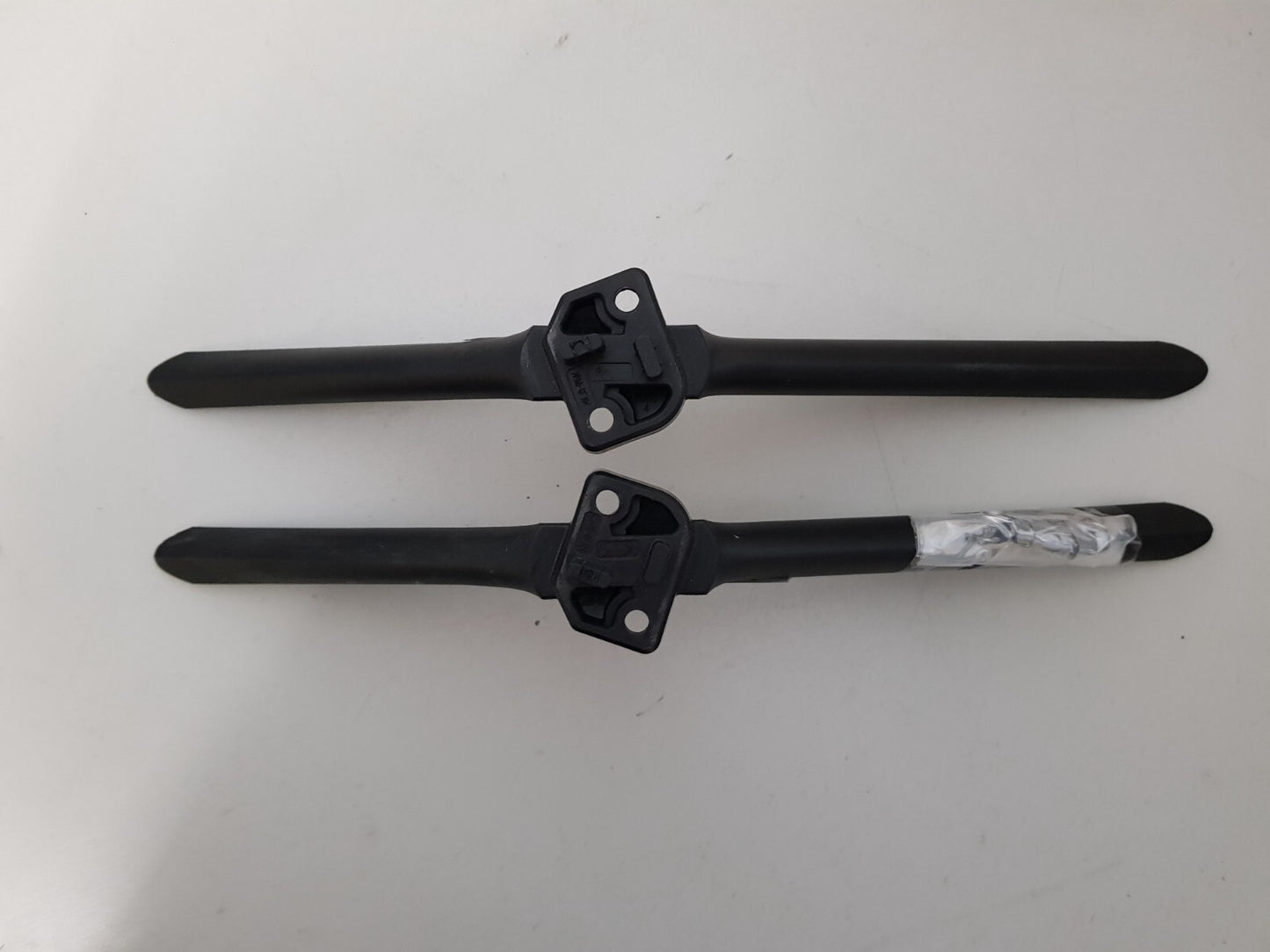 GENUINE HISENSE 58A6HAU L&R FEET & SCREWS