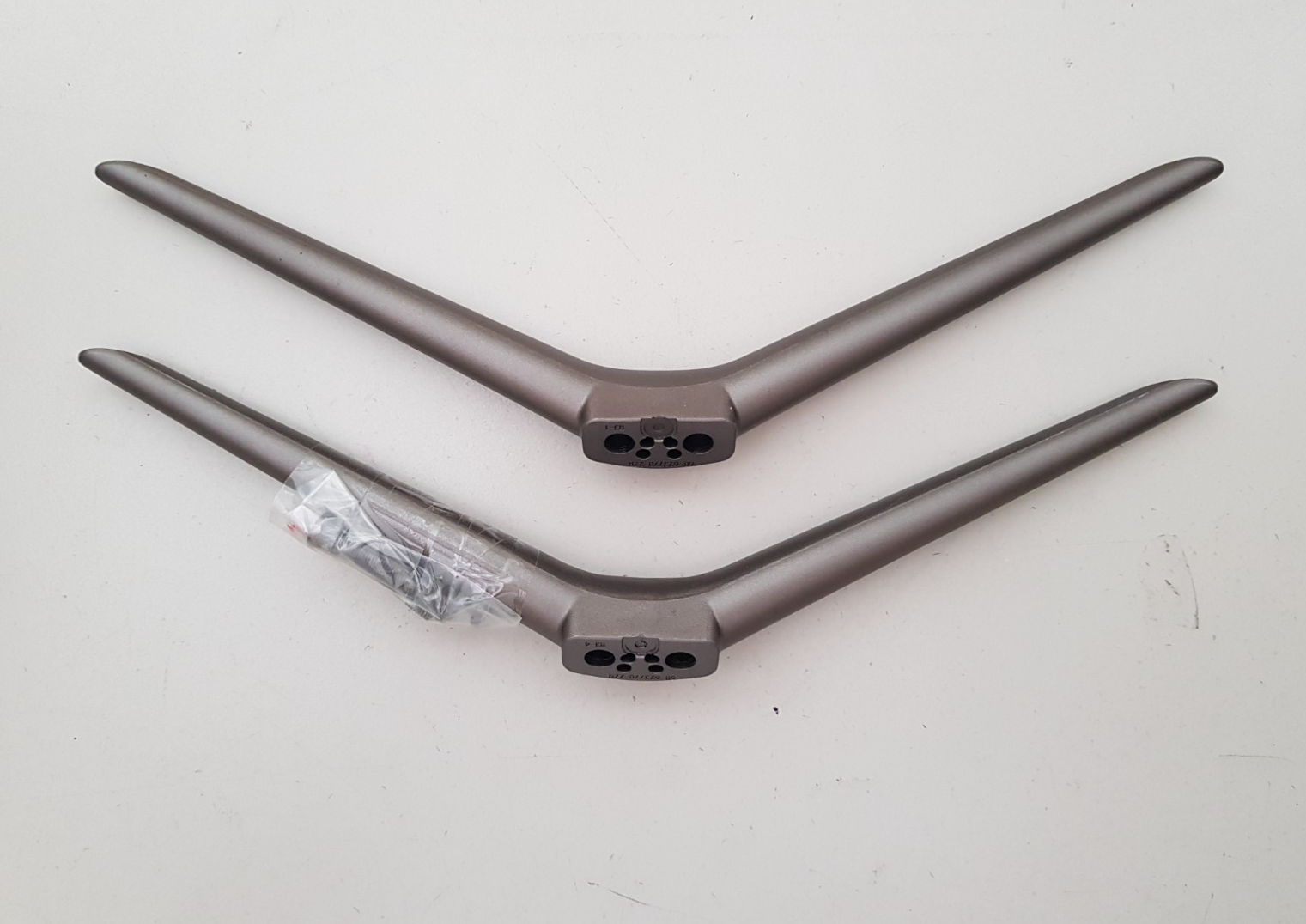 GENUINE TCL 50C635 L&R FEET & SCREWS