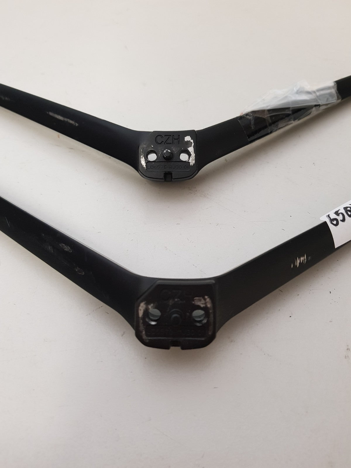 HITACHI 65QLEDSM20 L&R FEET & SCREWS