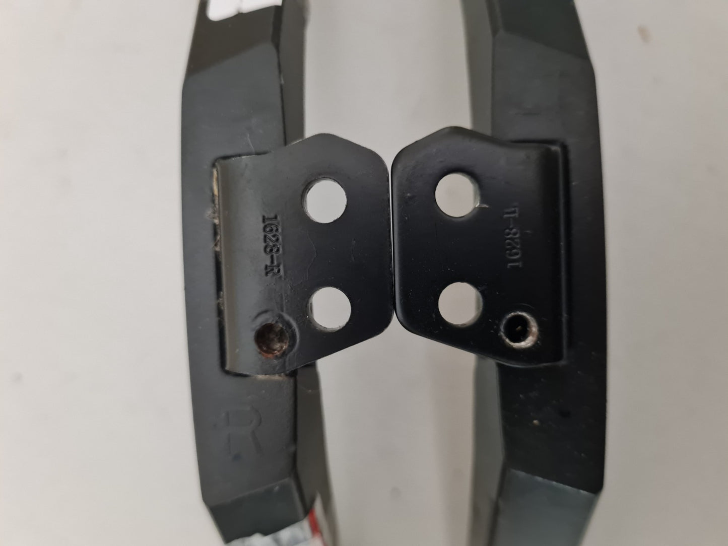 HISENSE 50S5 L&R FEET & SCREWS