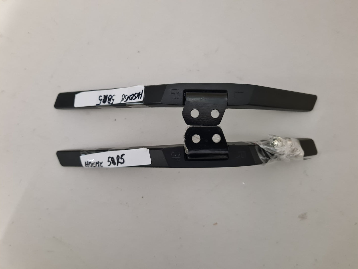 HISENSE 58R5 L&R FEET & SCREWS
