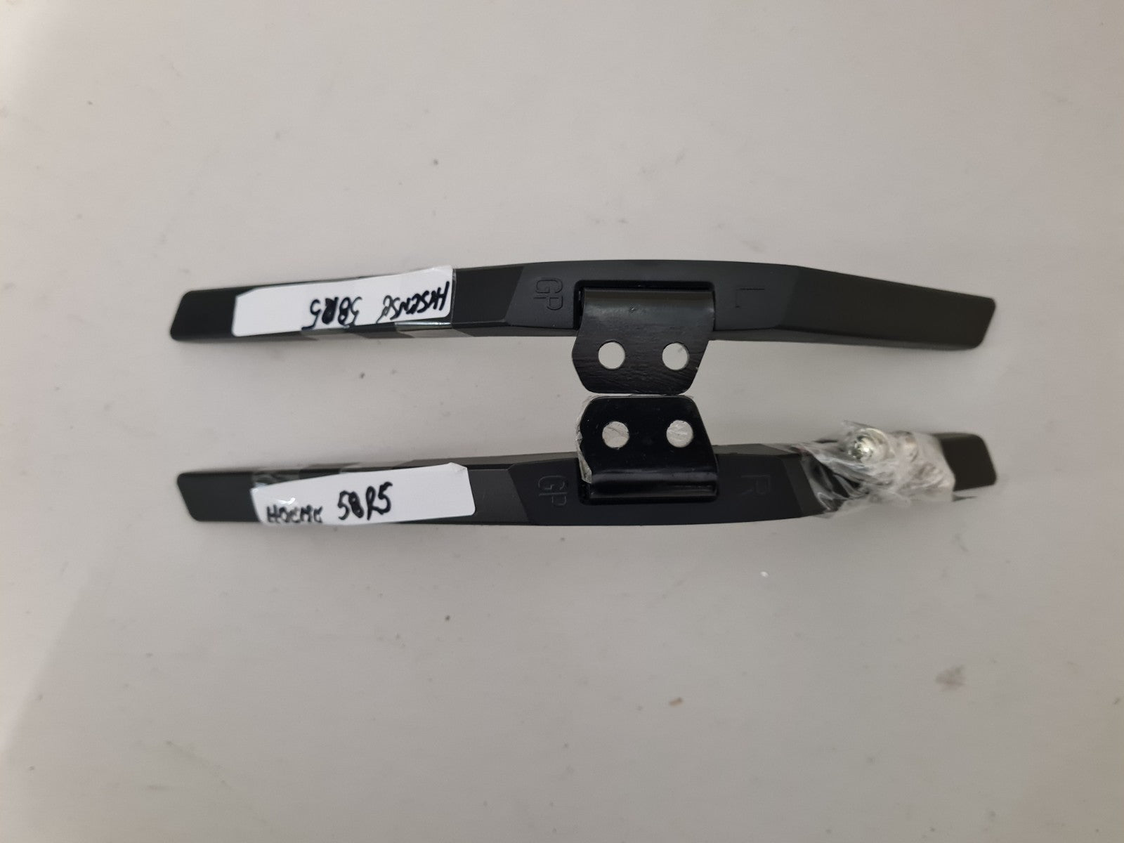 HISENSE 58R5 L&R FEET & SCREWS