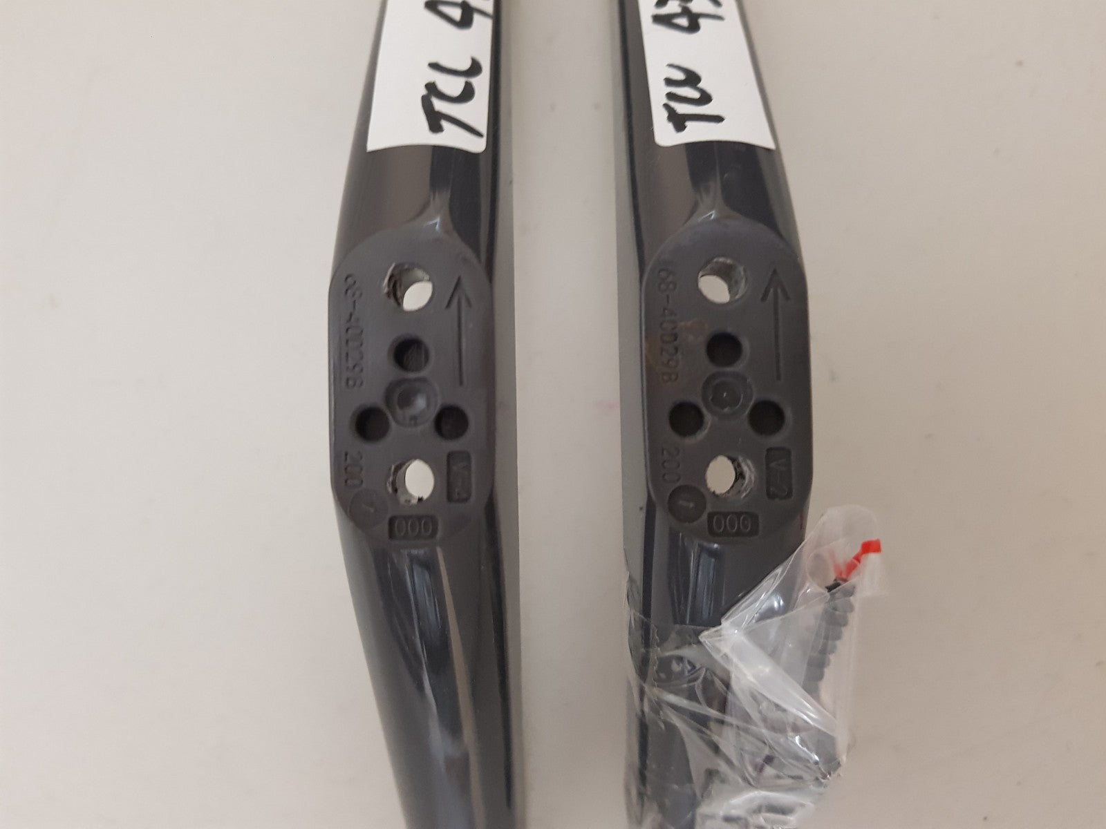 TCL 43C655 L&R FEET & SCREWS