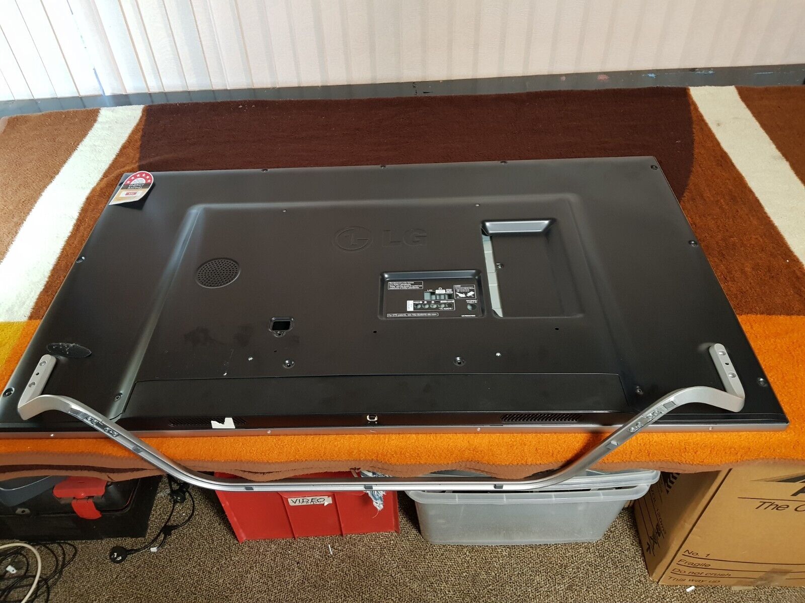 GENUINE LG 55LB7500 STAND & SCREWS