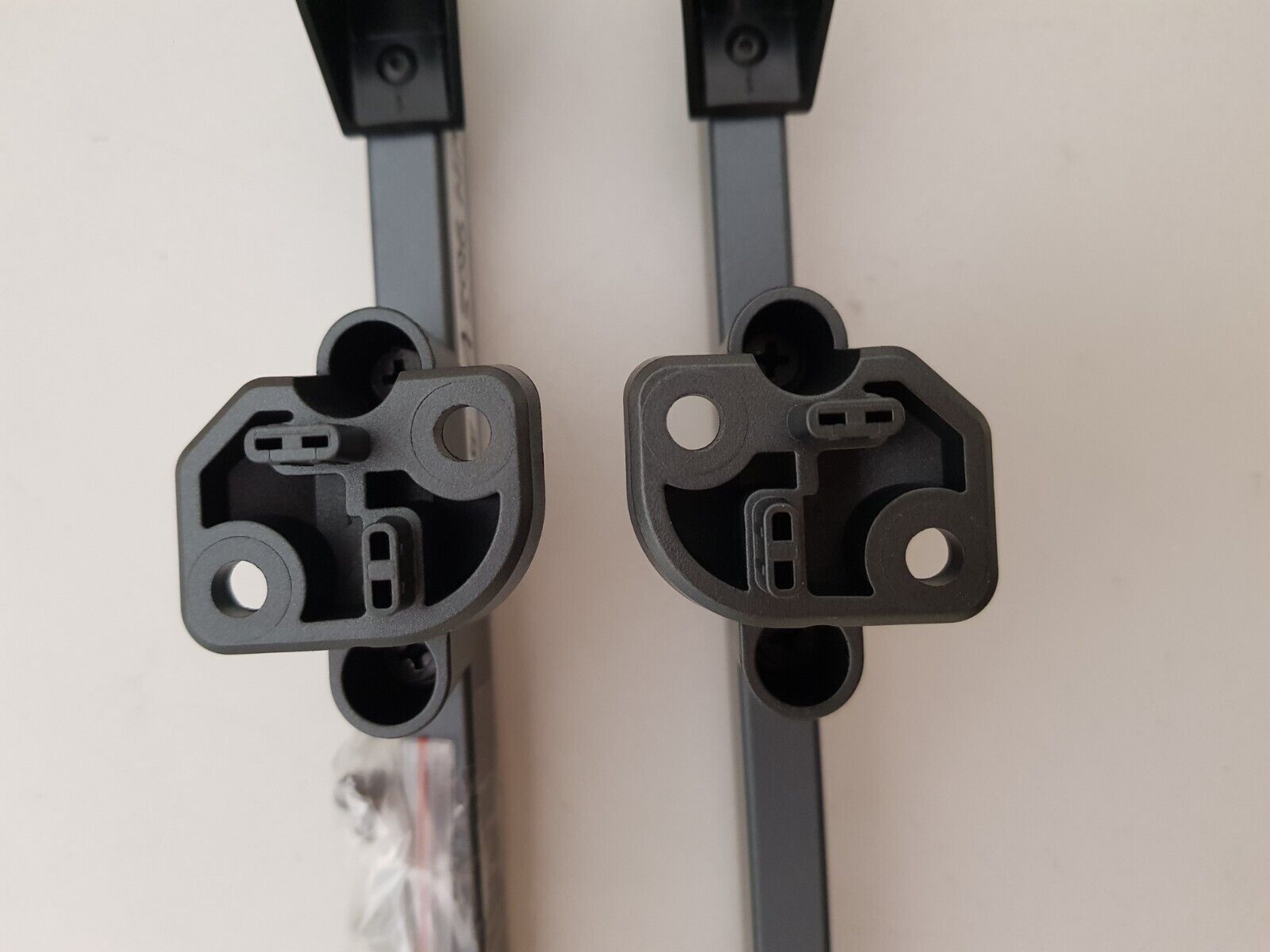 GENUINE HISENSE 43Q6NAU L&R FEET & SCREWS