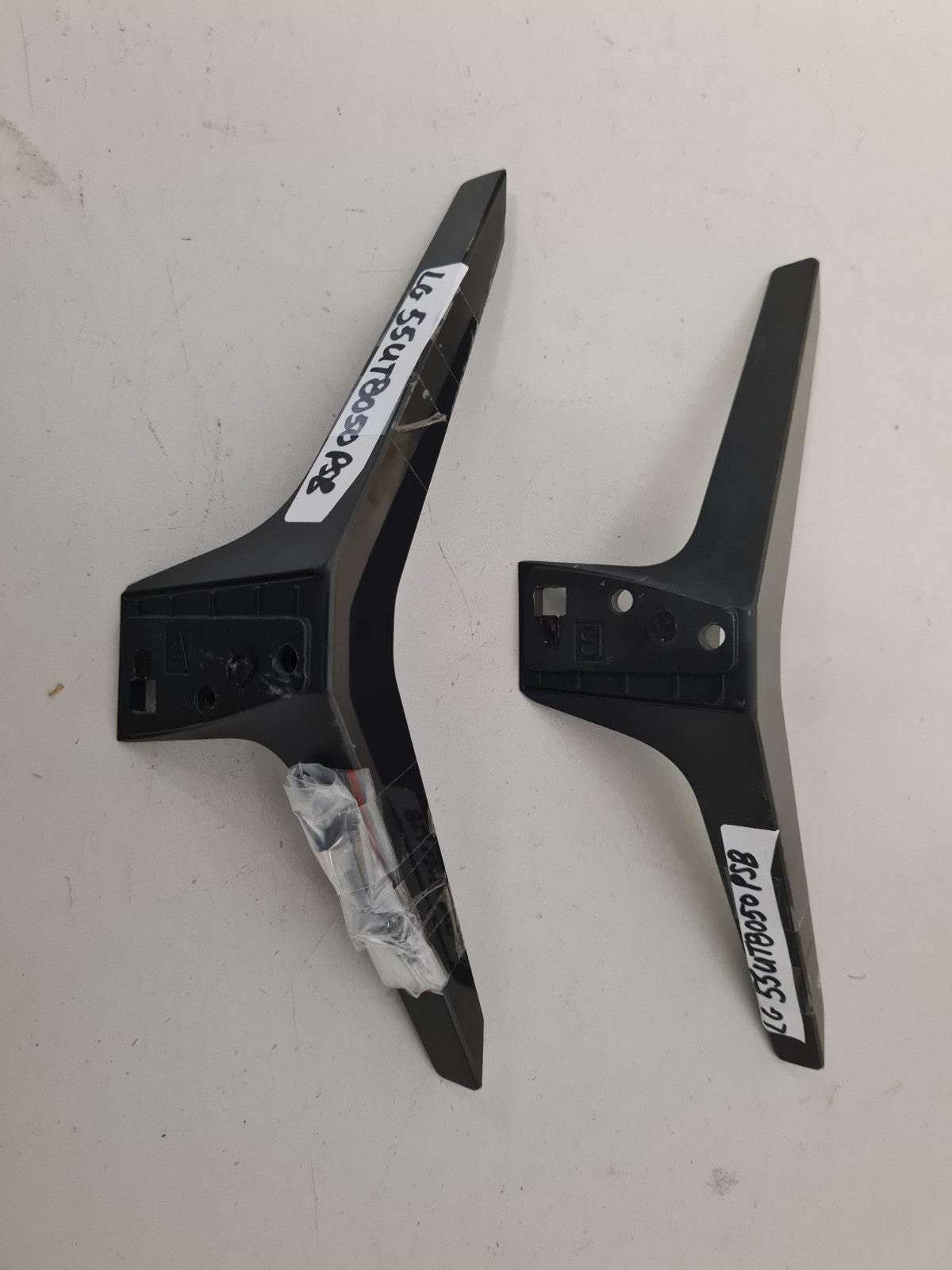 LG 55UT8050PSB L&R FEET & SCREWS