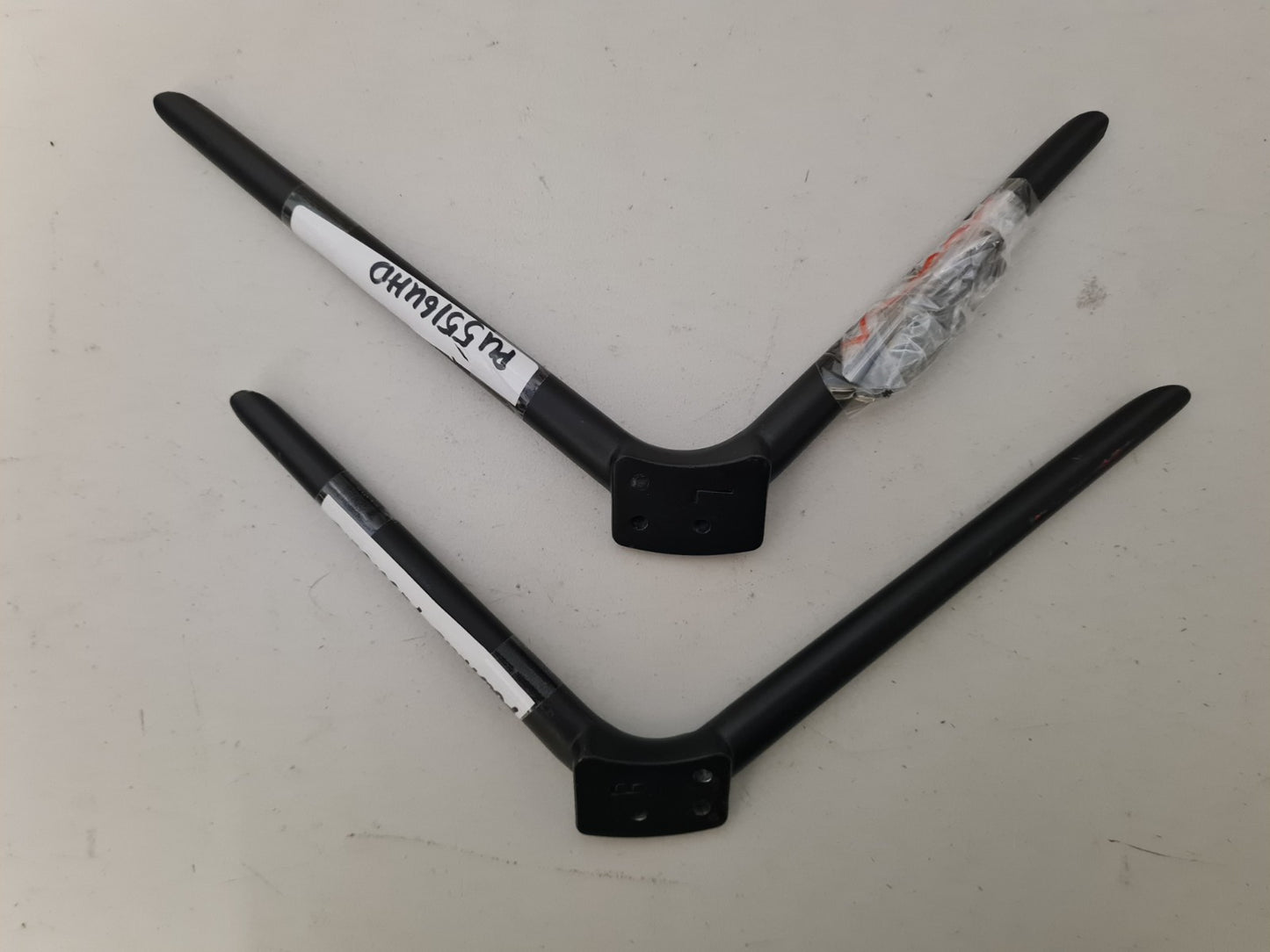 POLAROID PU5516UHD L&R FEET & SCREWS