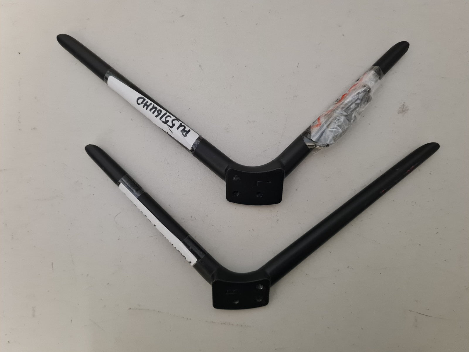 POLAROID PU5516UHD L&R FEET & SCREWS