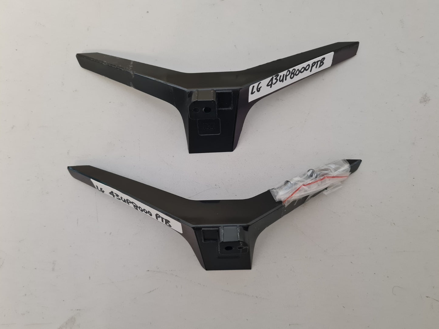 LG 43UP8000PTB L&R FEET & SCREWS