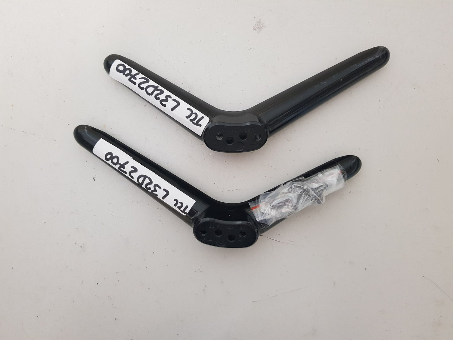 TCL L32D2700 L&R FEET & SCREWS