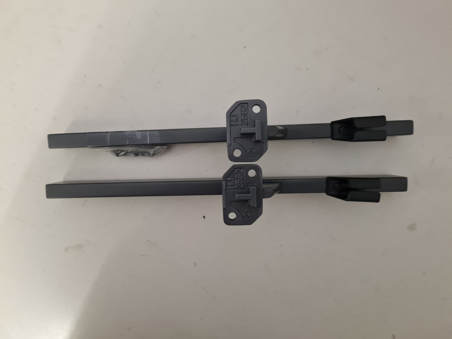 HISENSE 65Q6NAU L&R FEET & SCREWS