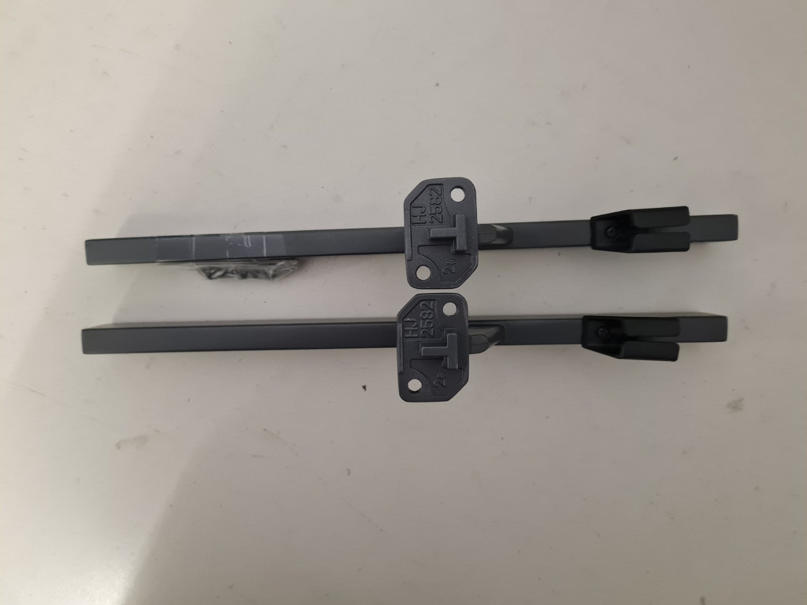 HISENSE 65Q6NAU L&R FEET & SCREWS