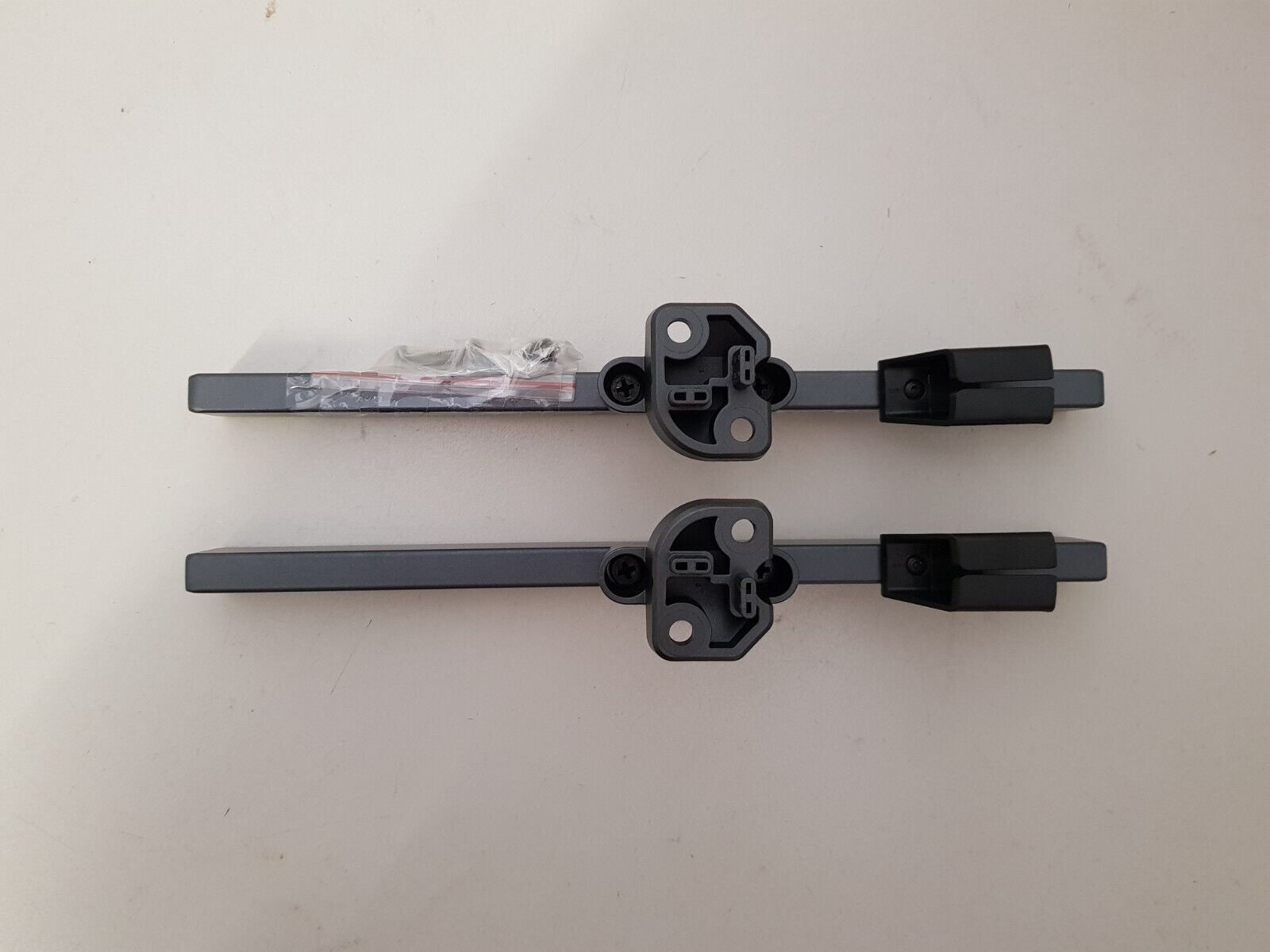 GENUINE HISENSE 43Q6NAU L&R FEET & SCREWS