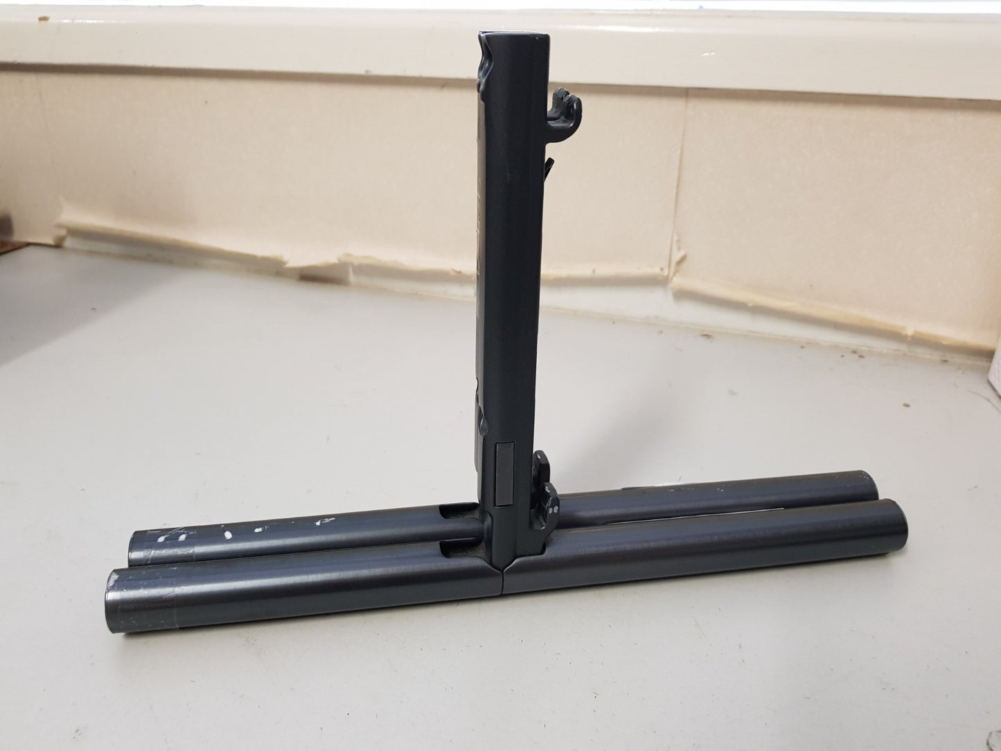 SAMSUNG QA65Q9FAM L&R FEET & SCREWS
