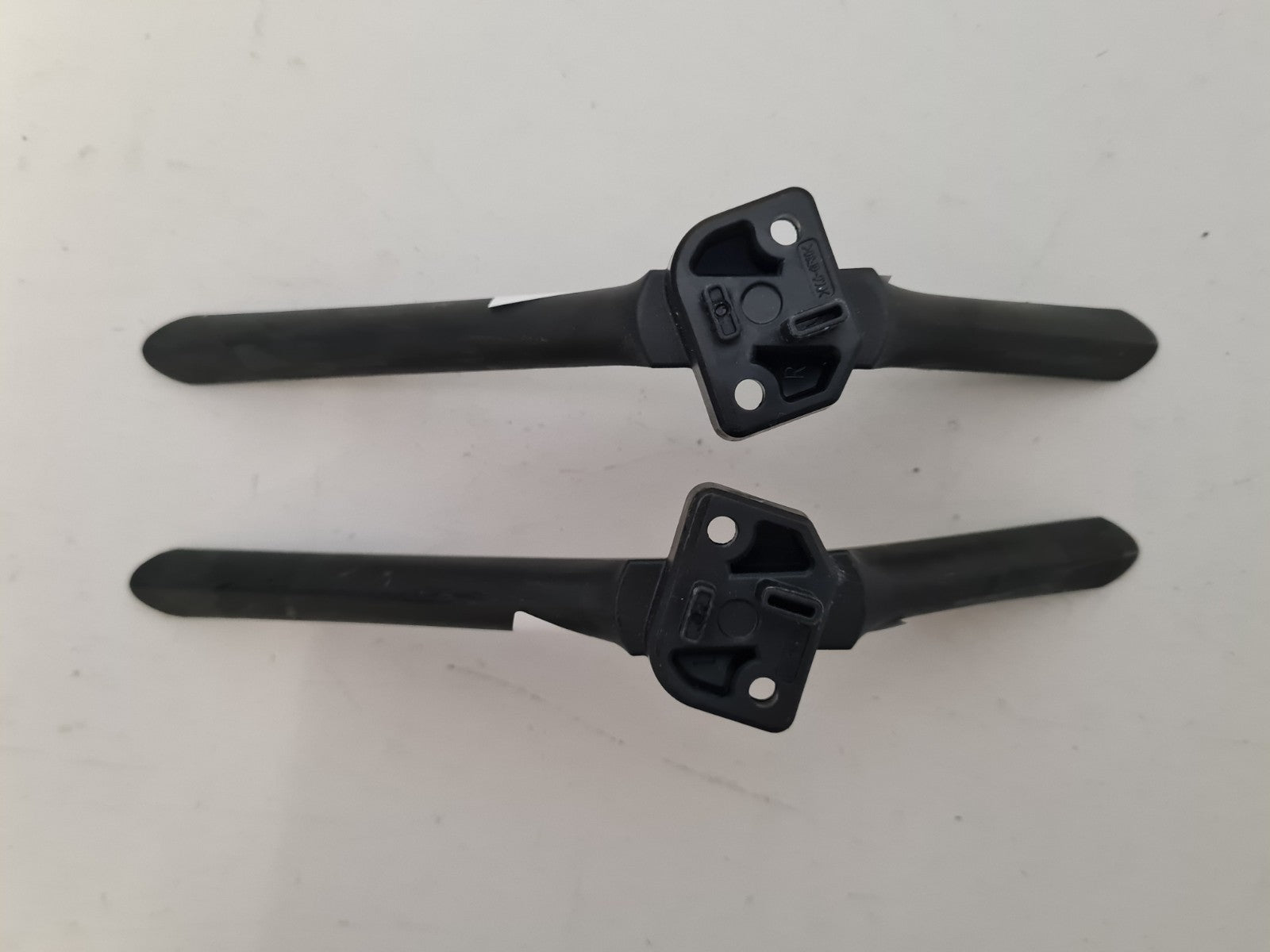 HISENSE 58A6G L&R FEET