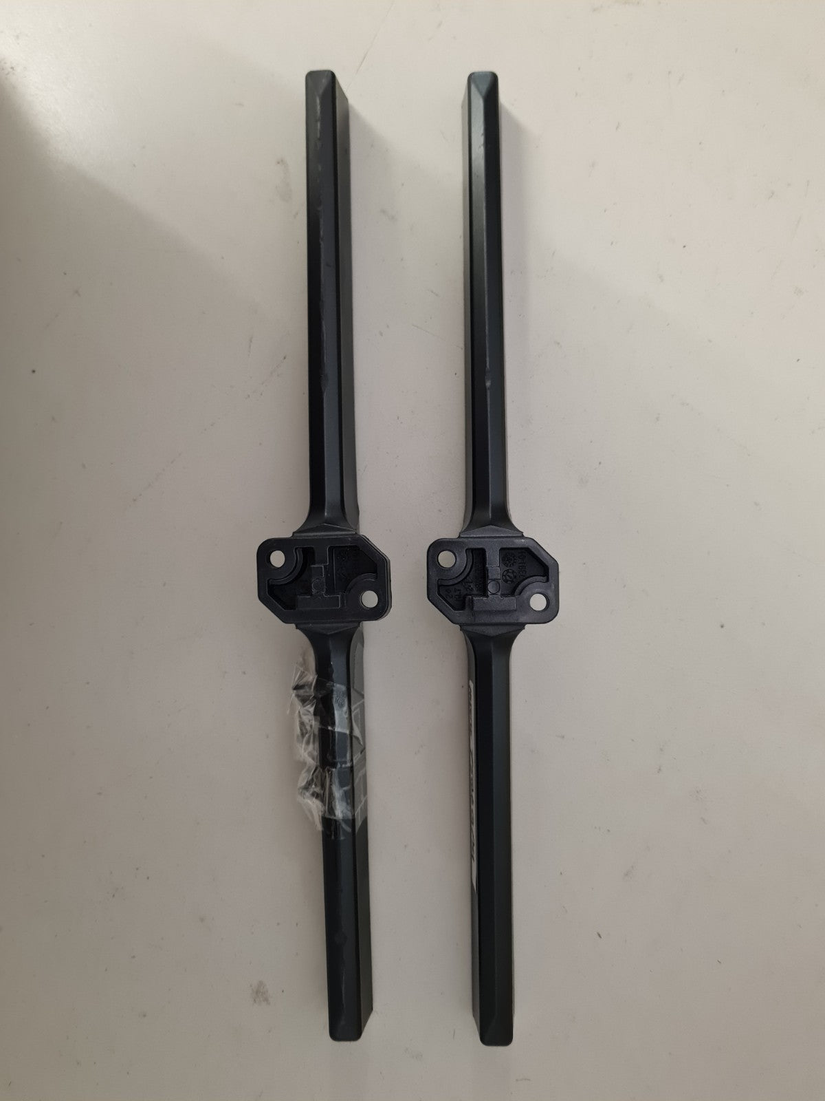 HISENSE 75Q6QAU L&R FEET & SCREWS