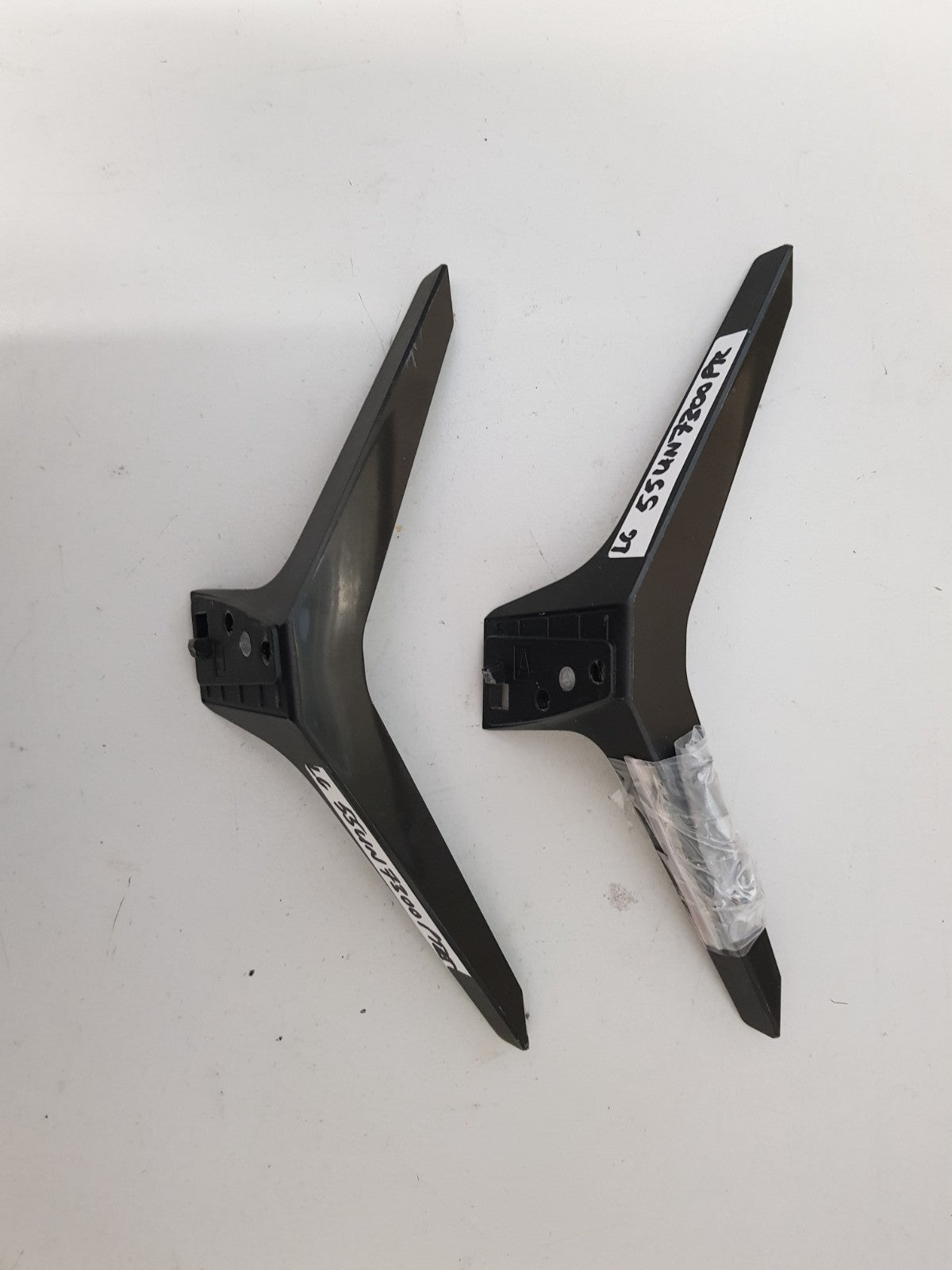 LG 55UN7300PTC L&R FEET & SCREWS