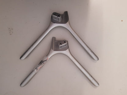 HISENSE 65R6 L&R FEET & SCREWS