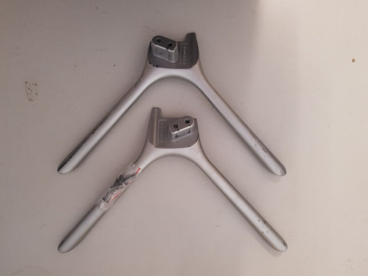 HISENSE 65R6 L&R FEET & SCREWS