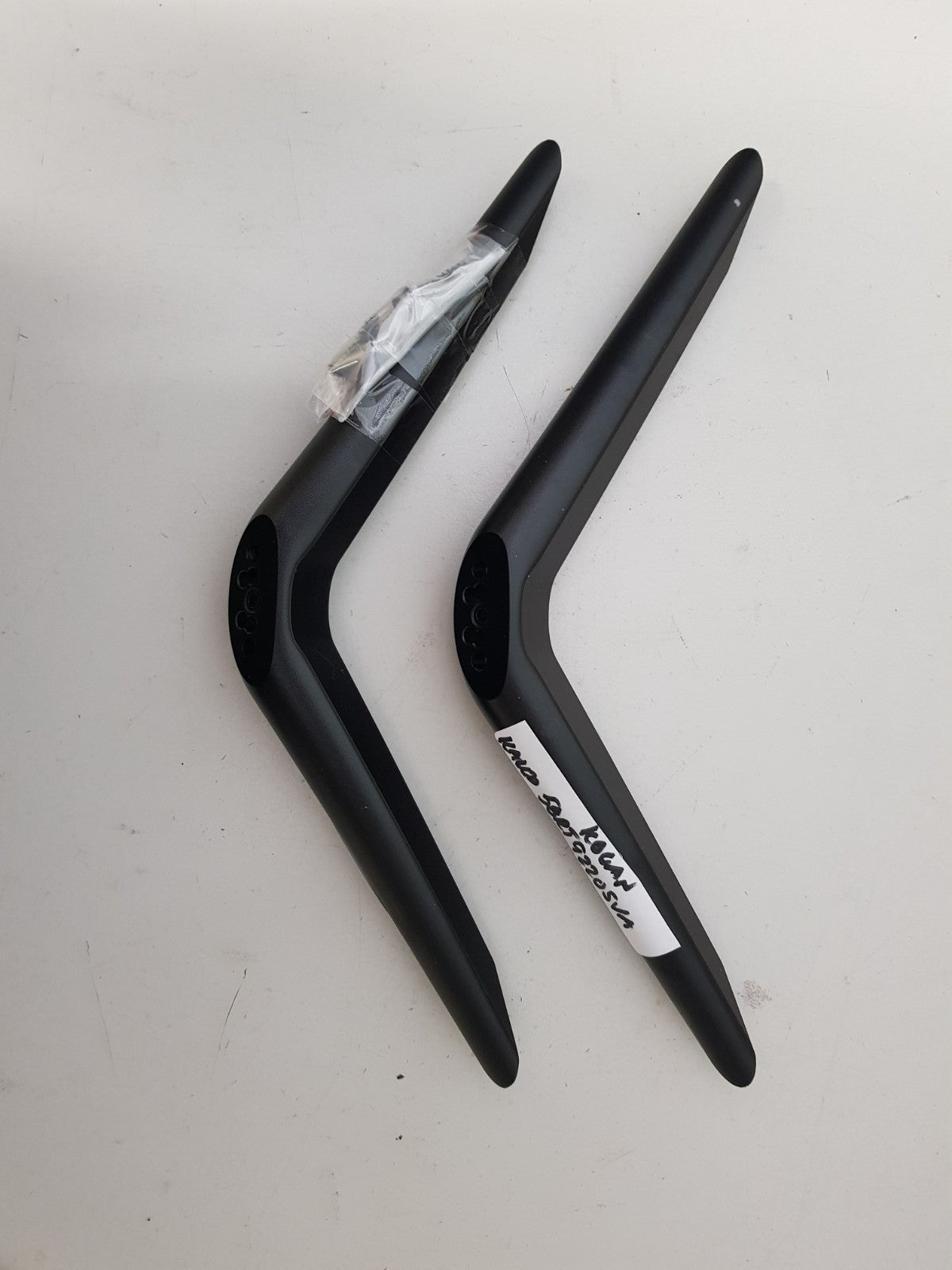 KOGAN KALED58RT9220SVA L&R FEET & SCREWS