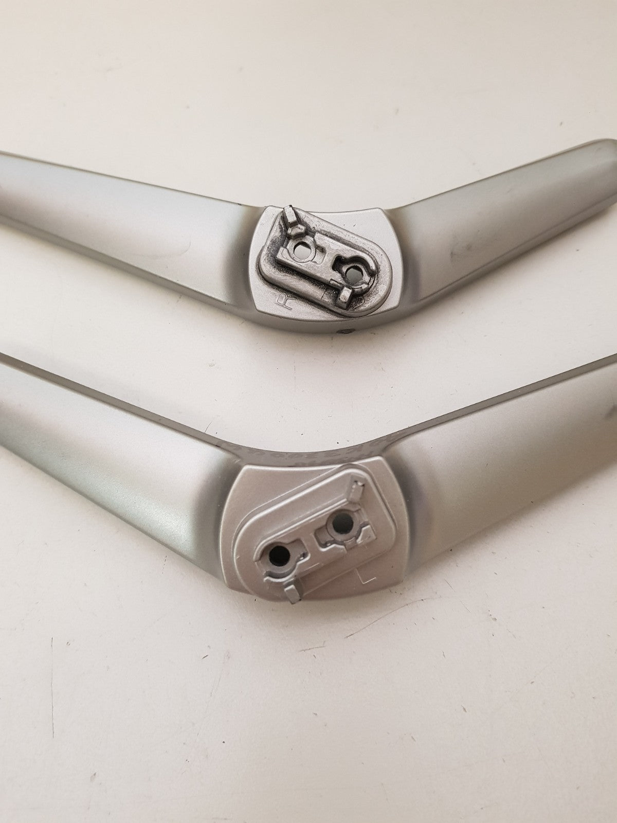 HISENSE 40K3300UW L&R FEET