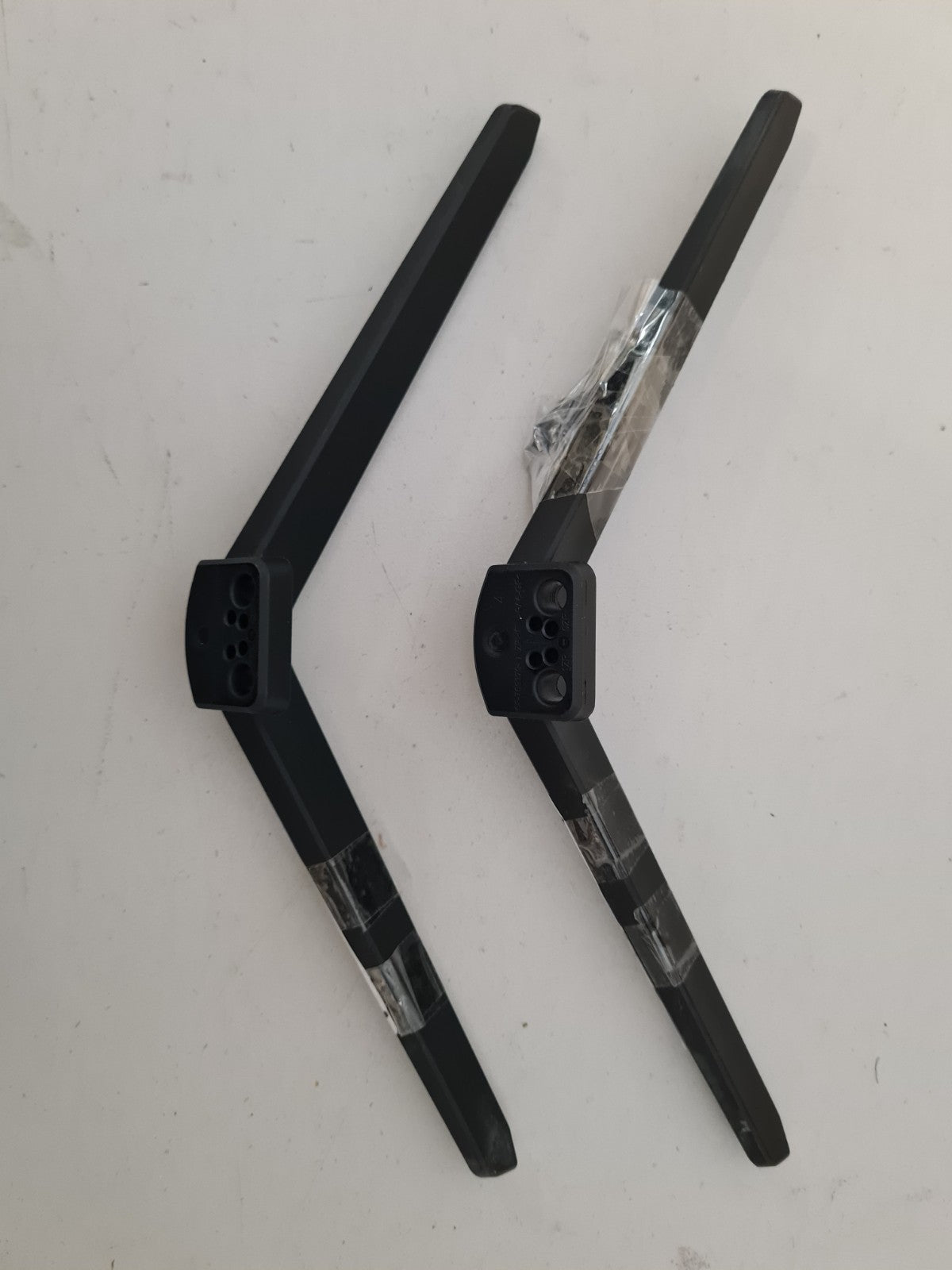 TCL 50P615 L&R FEET & SCREWS