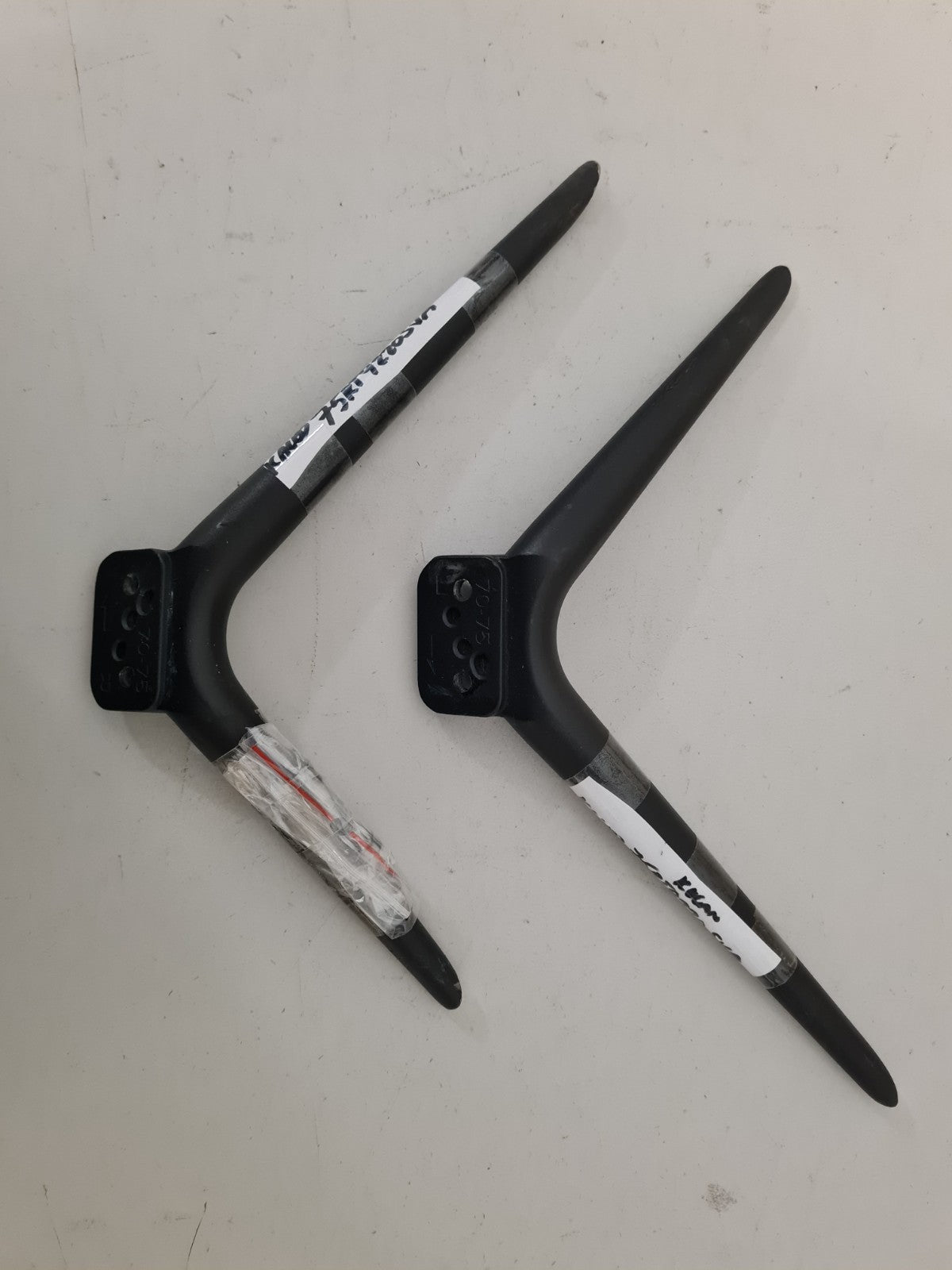 KOGAN KALED75RT9220SVA L&R FEET & SCREWS