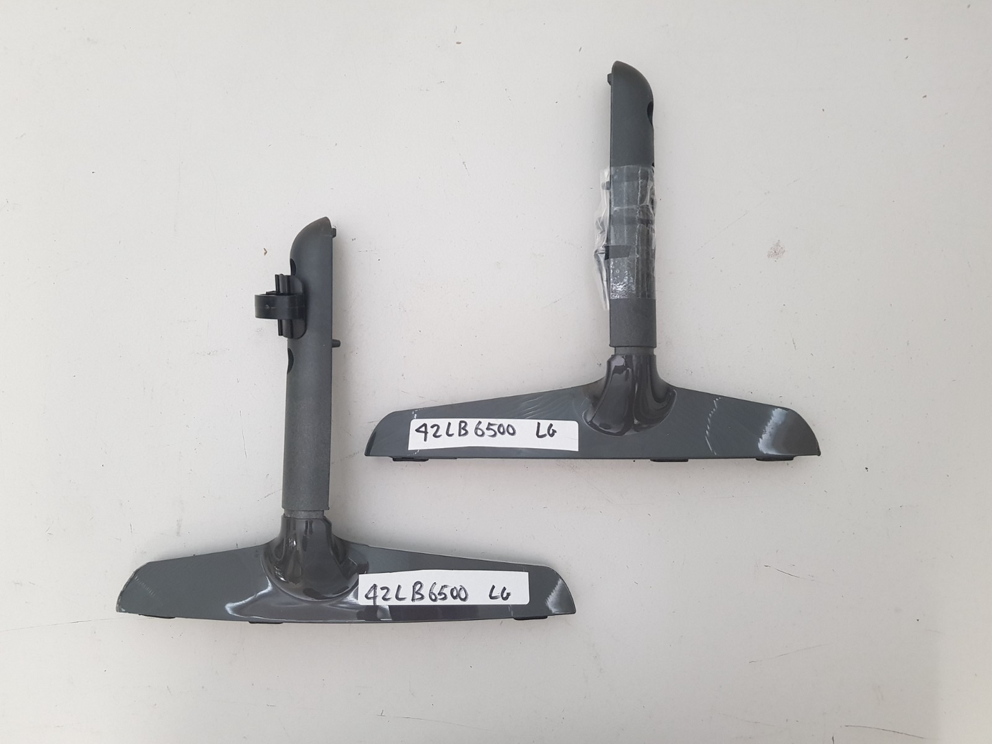 LG 42LB6500 L&R FEET & SCREWS