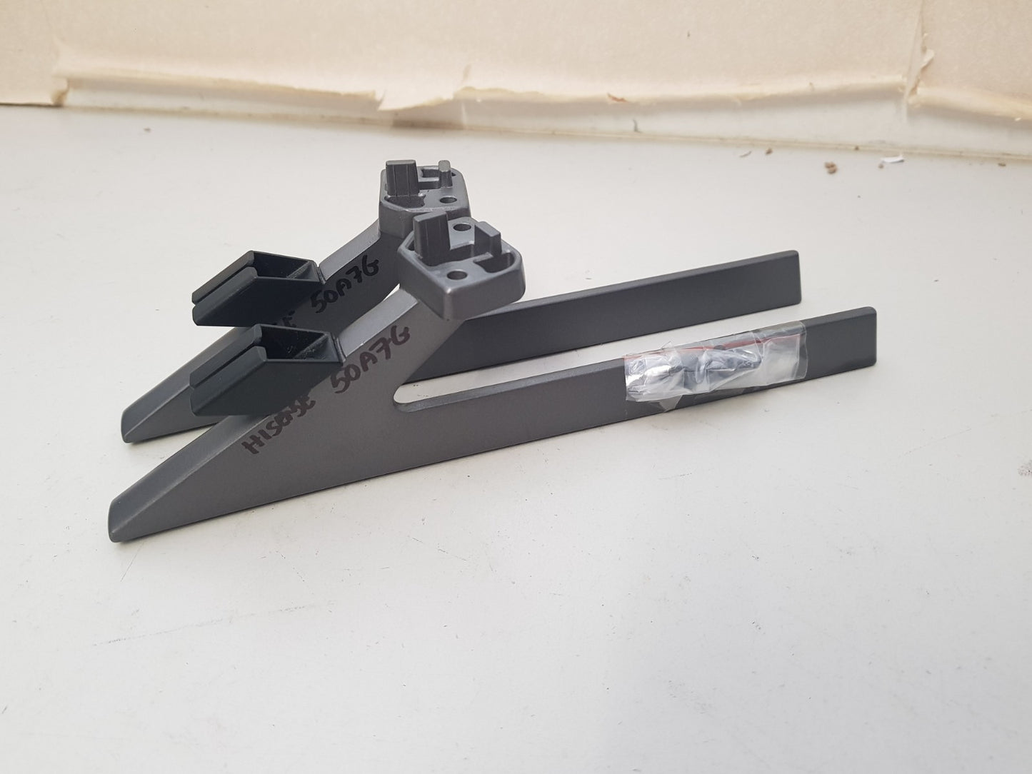 HISENSE 50A7G L&R FEET & SCREWS