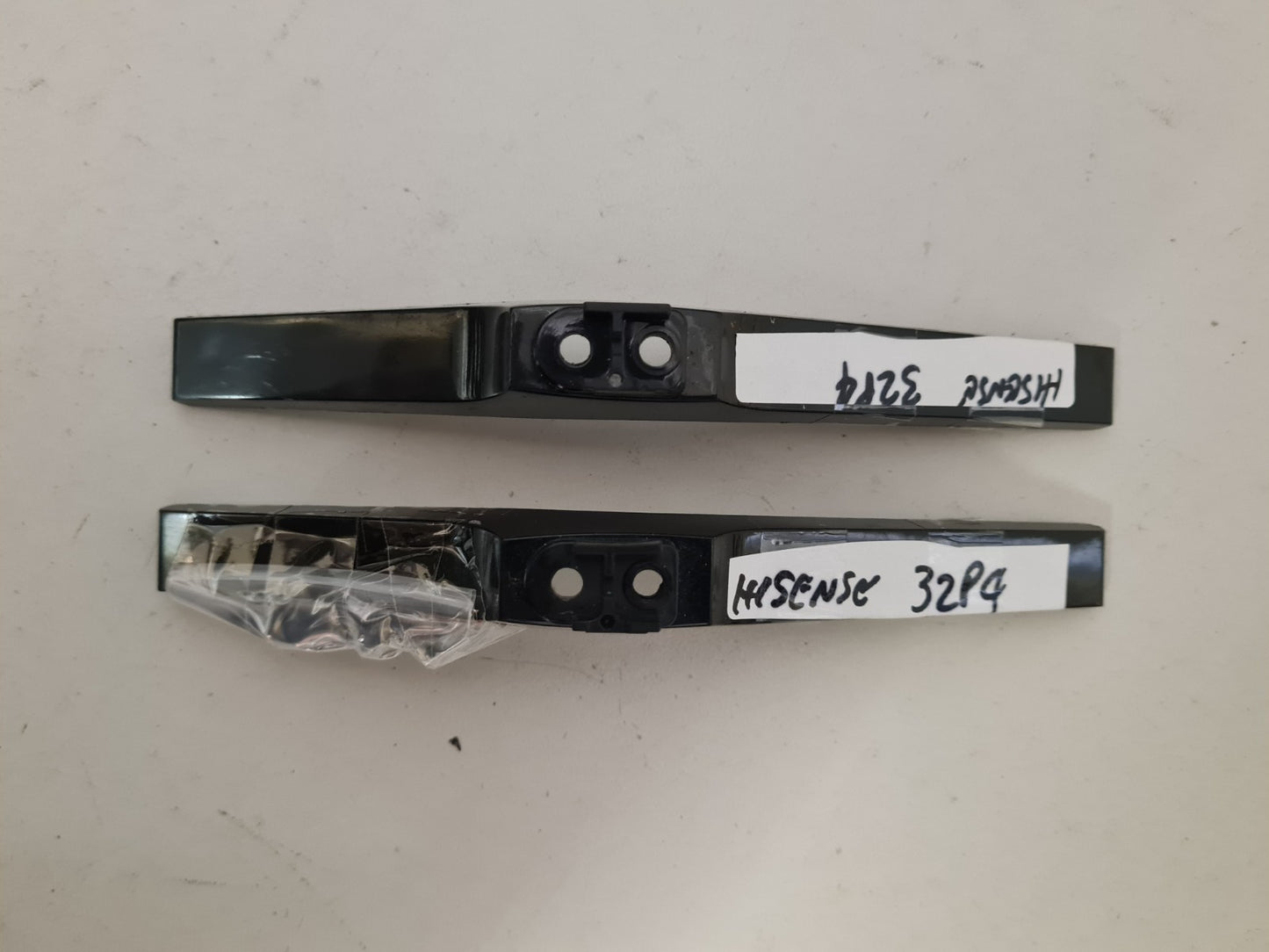 HISENSE 32P4 L&R FEET & SCREWS