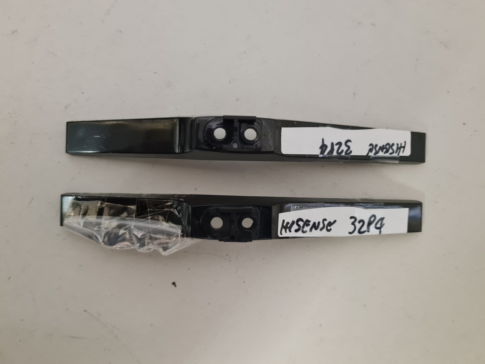 HISENSE 32P4 L&R FEET & SCREWS