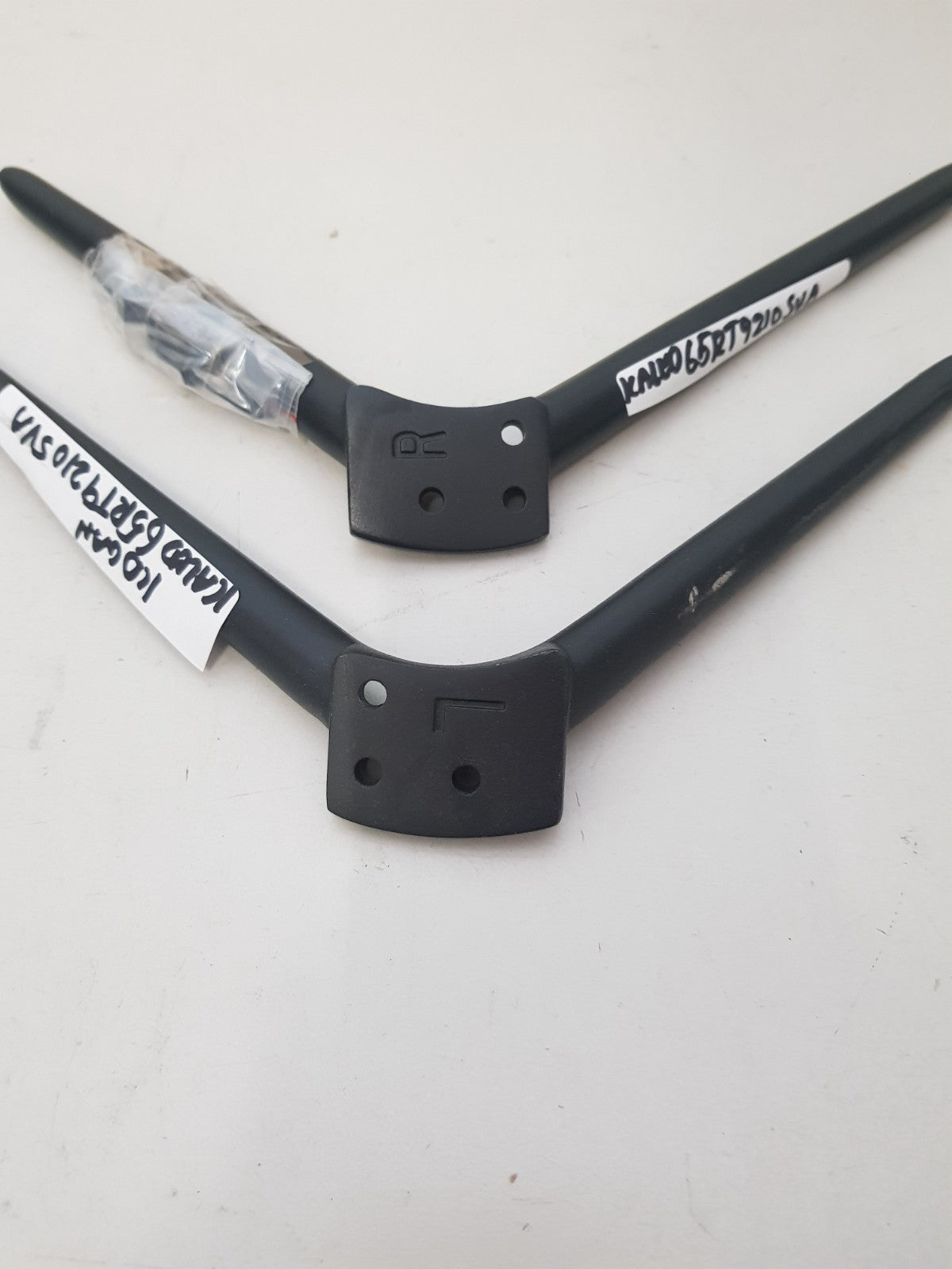 KOGAN KALED65RT9210SVA L&R FEET & SCREWS