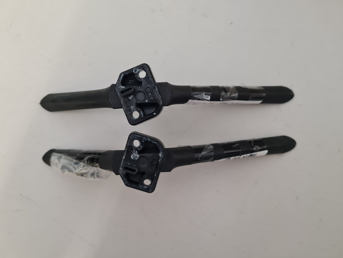 HISENSE 50A6HAU L&R FEET & SCREWS