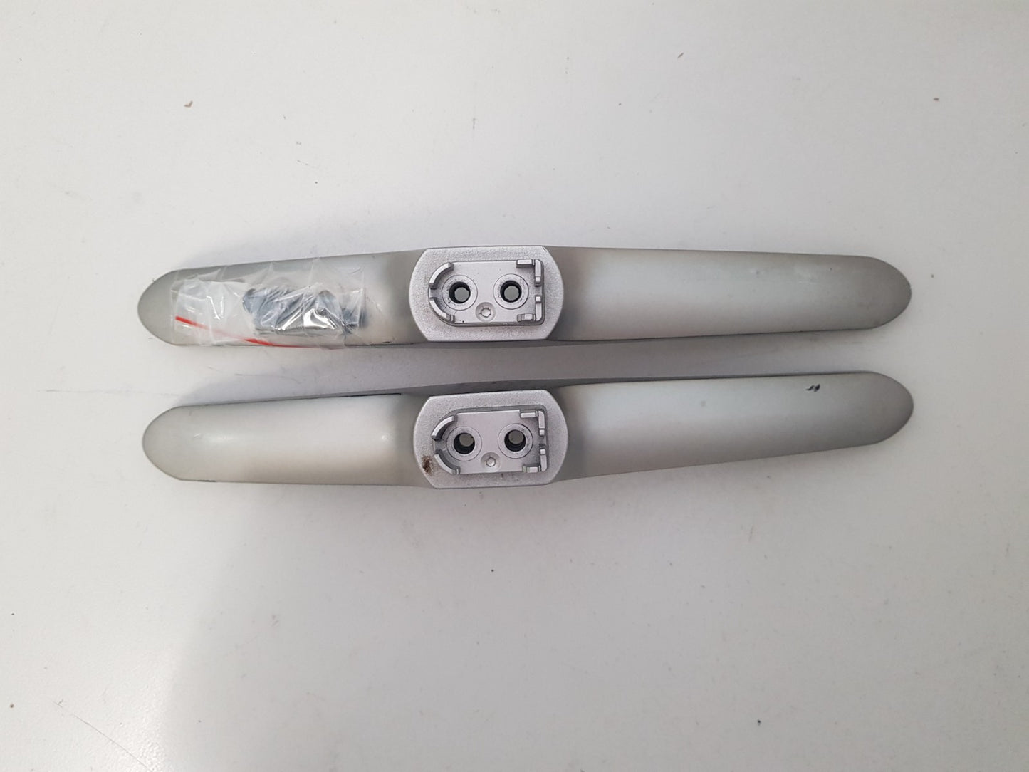 HISENSE 50N4 L&R FEET & SCREWS