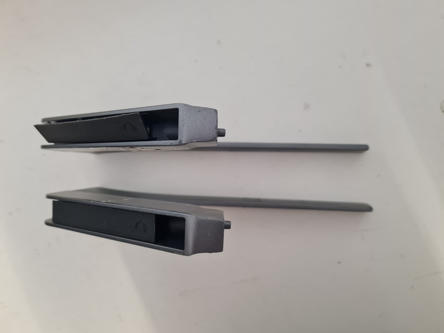 HISENSE 55U8HAU L&R FEET
