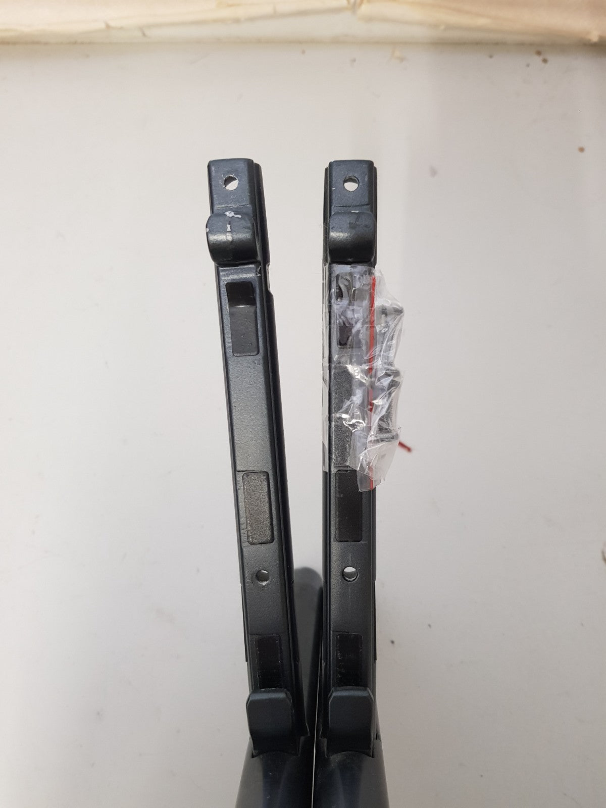 SAMSUNG QA65Q9FAM L&R FEET & SCREWS